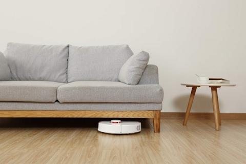 Robot hút bụi Roborock chạy dưới gầm bàn ghế