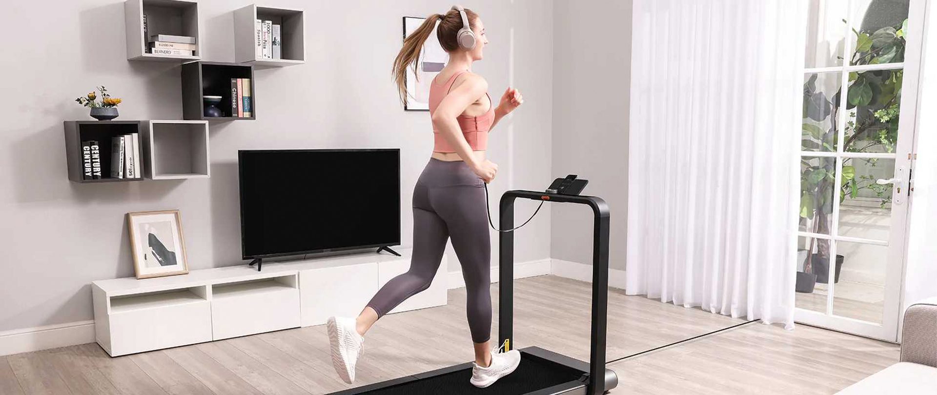 Cô gái đang tập chạy bộ với Kingsmith X21