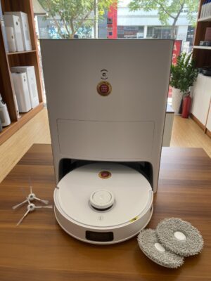 Hình ảnh thực tế Ecovacs Deebot T10 OMNI bên trong cửa hàng Cao Thiên Phát