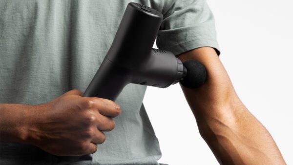 Sử dụng súng massage cho cơ bắp tay