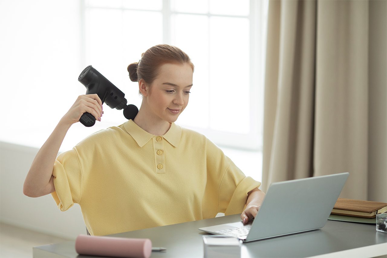 Súng massage cầm tay giúp giảm mệt mỏi khi làm việc