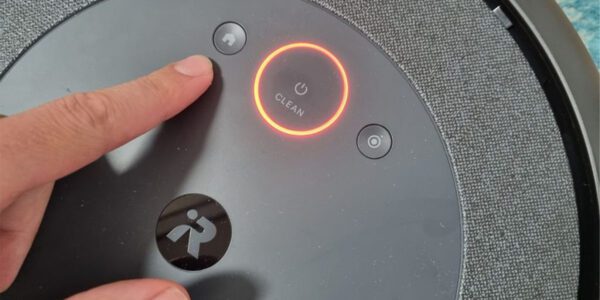 Robot hút bụi tạm dừng báo đèn đỏ